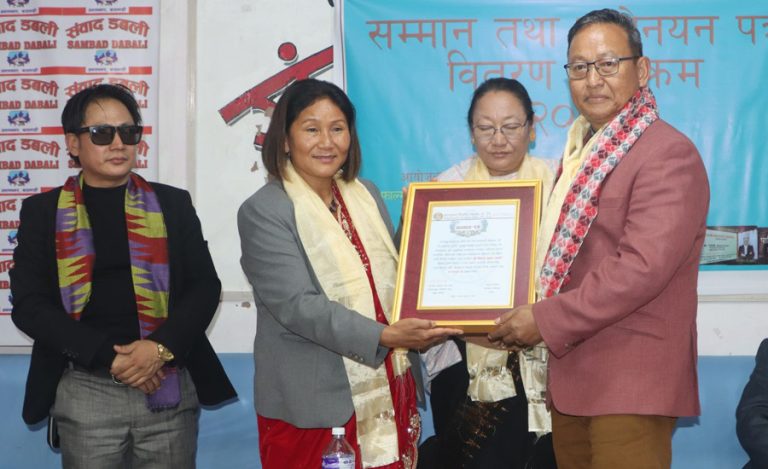 उपसभामुख रानाद्वारा लिम्बु फिल्म अवार्डमा मनोनित कलाकारलाई प्रमाणपत्र प्रदान