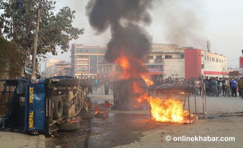 आन्दोलनरत यातायात मजदुरले जलाए प्रहरी भ्यान