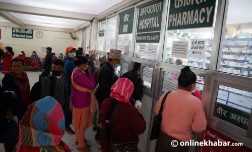 चिकित्सकलाई सरुवाको धम्की दिएर पालो मिच्छन् पहुँचवाला