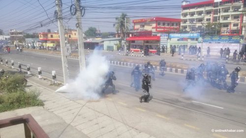 विराटनगरमा प्रहरी र प्रदर्शनकारीबीच झडप, अश्रुग्यास र ढुंगामुढा प्रहार