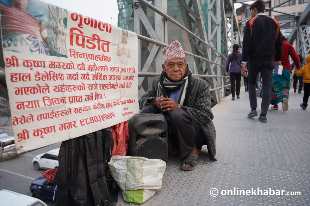 छोराको उपचारका लागि सडकमा याचना गरिरहेका वृद्ध पिता