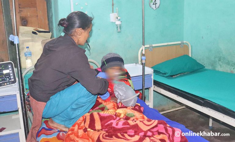 बाजुरा अस्पतालमा छट्पटाउँदै ४ वर्षीय बालक, काठमाडौंमा उपचार गराउने पैसा भएन