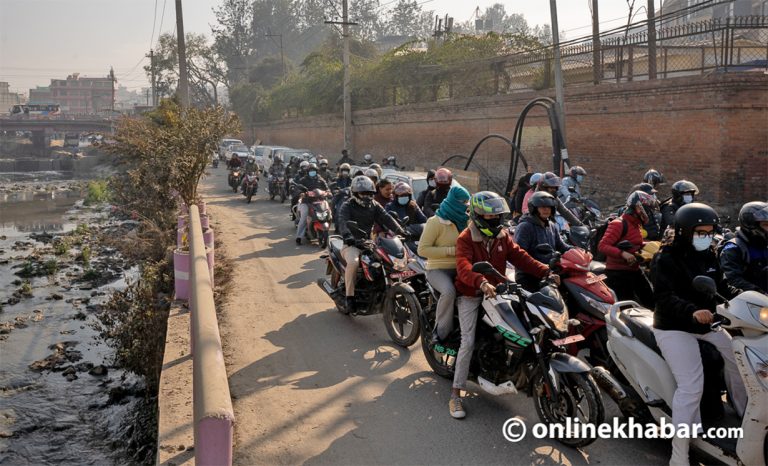 करिडोरमा छैन फुटपाथ, सडकबाटै हिँड्दा जोखिममा पैदलयात्री