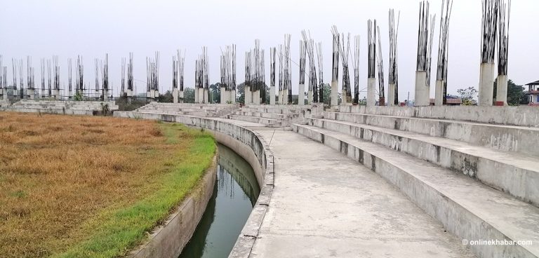 गौतमबुद्ध क्रिकेट रंगशालाको छिट्टै सुरु हुँदैछ निर्माण, ठेकेदारले झार्न थाल्यो मेसिन