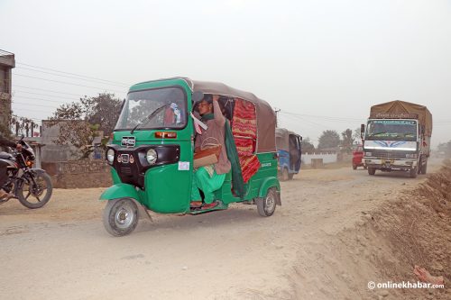 घोराही–तुलसीपुर चार लेन सडक : ठेकेदार फेरिइरहे, सडक उस्तै