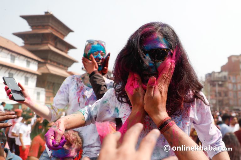 वसन्तपुरमा होली उत्सव, रंग दलेर आत्मीयता साटासाट (तस्वीरहरु)