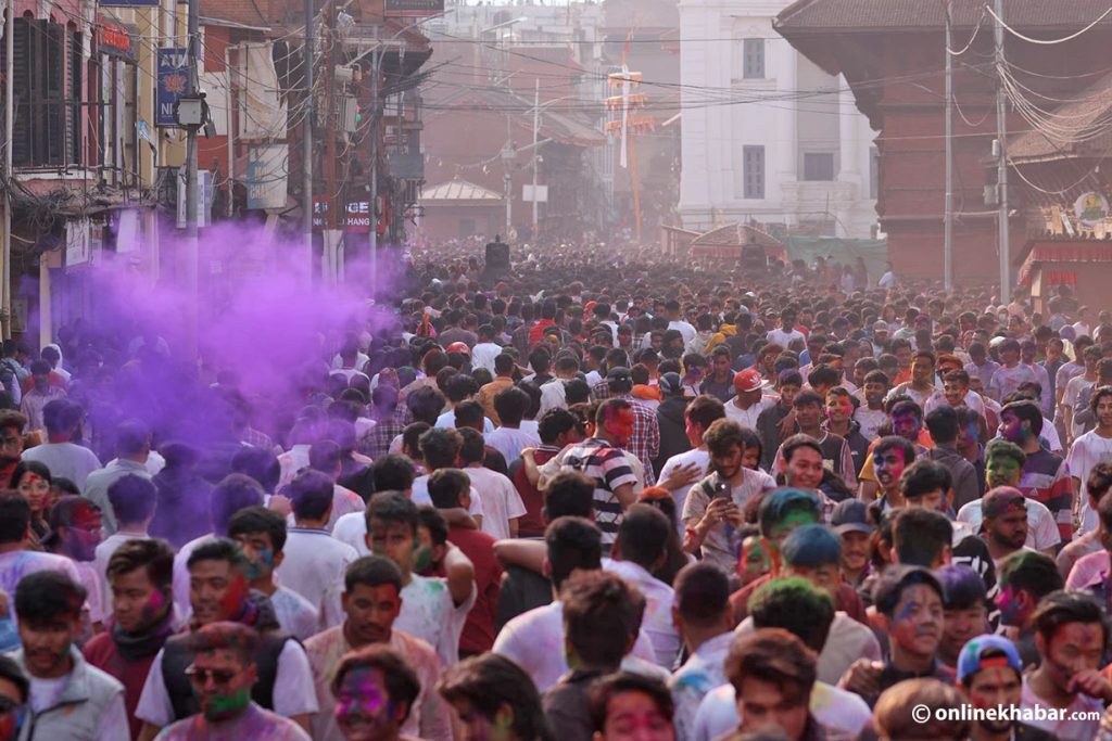 वसन्तपुरमा होली उत्सव, रंग दलेर आत्मीयता साटासाट (तस्वीरहरु)  – HamroAwaj