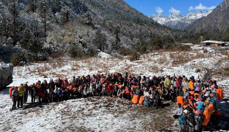 जुगल हिमालको फेदमा किशोरीलाई पर्वतारोहण तालिम