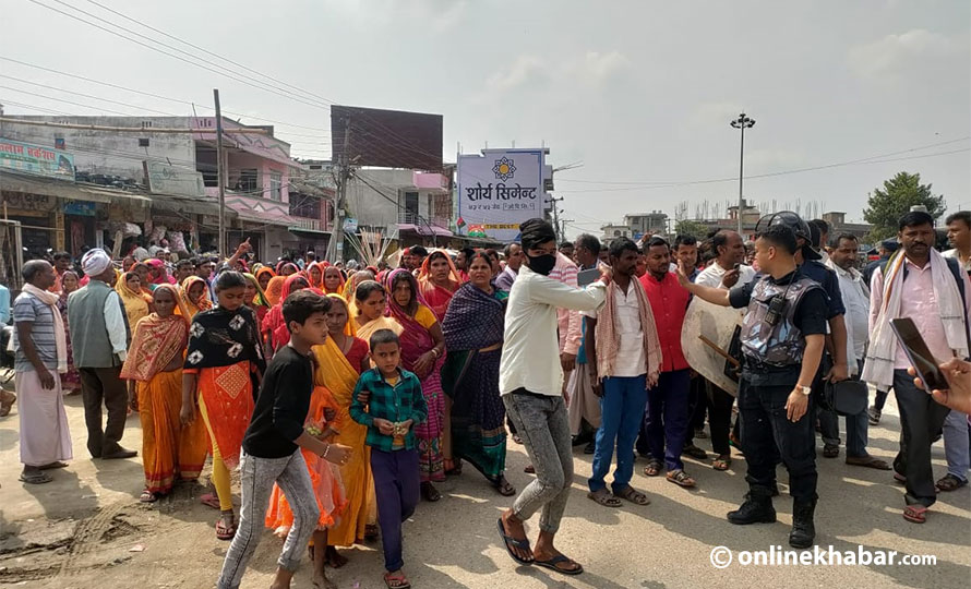 हत्याका अभियुक्तलाई छोडेको भन्दै मौलापुरका स्थानीयले गरे गौरमा प्रदर्शन