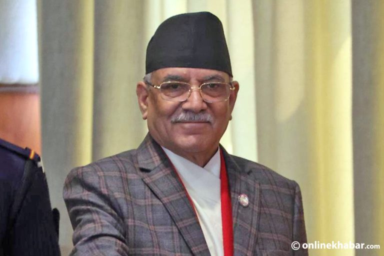 नेपाली टोलीलाई हौसला दिन क्रिकेट मैदान पुगे प्रधानमन्त्री प्रचण्ड