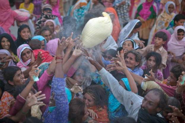 पाकिस्तानको पञ्जाबमा सित्तैमा बाँढिएको पिठो लिनेक्रममा ४ जनाको मृत्यु