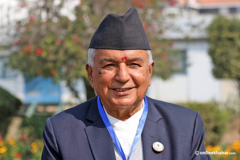 राष्ट्रपतिले सिंहदरबारभित्र बनिरहेको संसद् भवन अवलोकन गर्दै