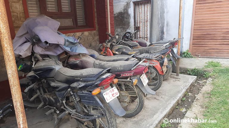 गोरखामा थोत्रा सरकारी गाडीले कार्यालय परिसर ढाकिँदै