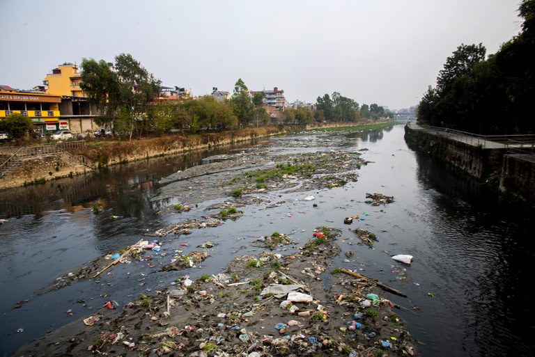 गर्मी बढेसँगै वाग्मतीको दुर्गन्ध बढ्यो