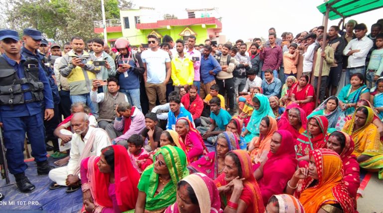 मुआब्जा माग्दै वीरगञ्ज ड्राइपोर्टमा स्थानीयको धर्ना
