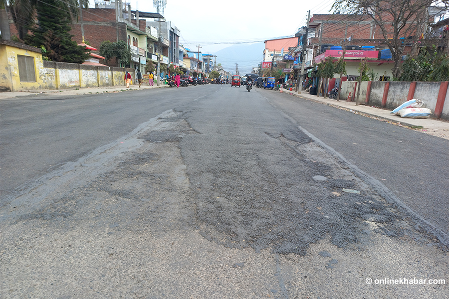 घोराहीमा गुणस्तरहीन सडक बनेको आशंकामा रोकियो कालोपत्रे