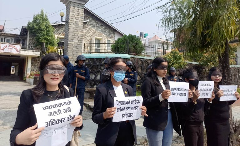 पल शाहलाई सफाइ दिने फैसला विरुद्ध अदालत बाहिर प्रदर्शन