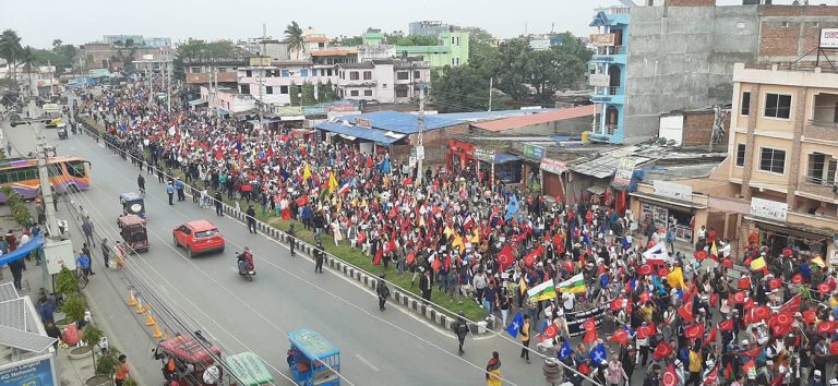 पहिचानको आन्दोलनमा उत्रिएको जुलुश निषेधित क्षेत्रमा प्रवेश गरेपछि…