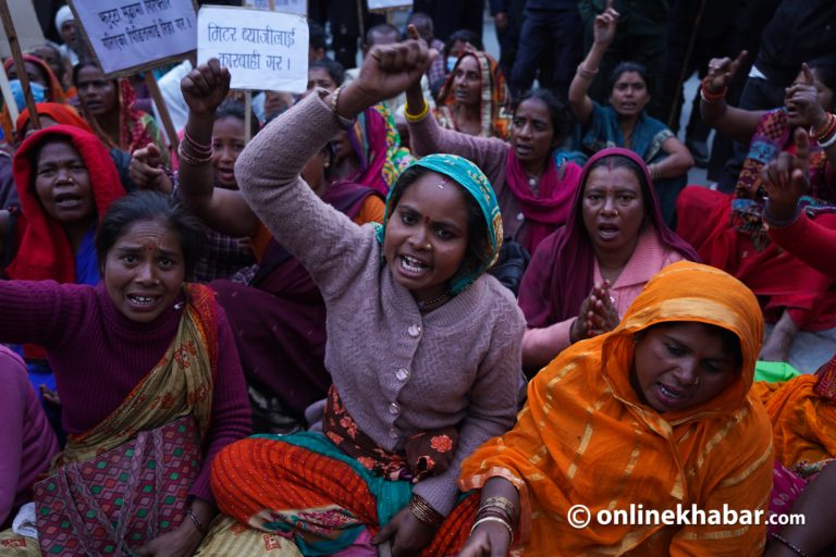 धर्ना त्याग्नु भन्ने गृह सचिवलाई मिटर ब्याज पीडितले भने : प्रधानमन्त्रीसँग भेटाउनुहोस्