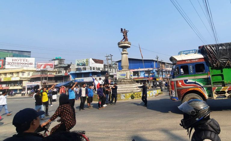 कोशी प्रदेशको नामकरणमा विरोध जनाउँदै झापामा राजमार्ग अबरुद्ध