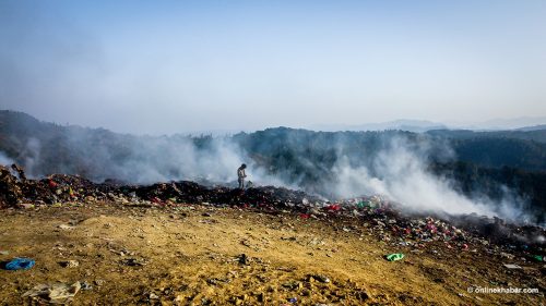 प्लाष्टिक जलाउँदै वीरेन्द्रनगर, जनस्वास्थ्यमाथि गम्भीर खेलबाड