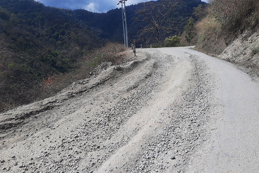 जीर्ण बन्दै राप्ती लोकमार्ग