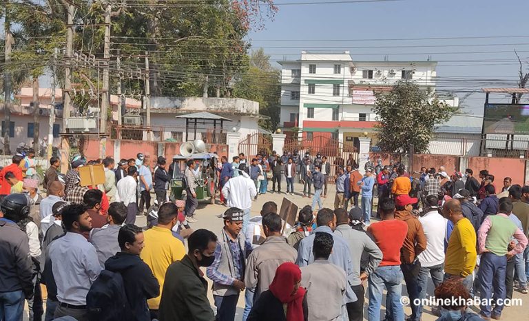 सुदूरपश्चिम मुख्यमन्त्री कार्यालय अगाडि व्यवसायीको प्रदर्शन