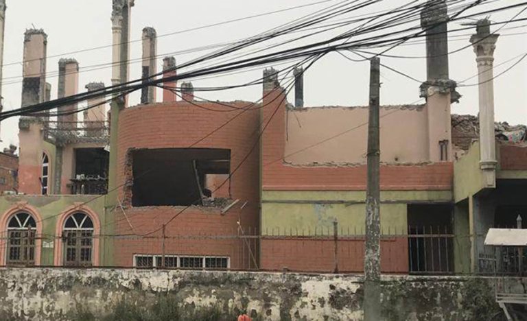 भक्तपुरको बाराही फिल्म हल भत्काउन सुरु 