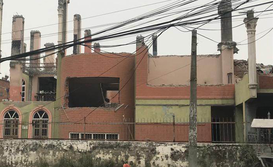 भक्तपुरको बाराही फिल्म हल भत्काउन सुरु   – HamroAwaj