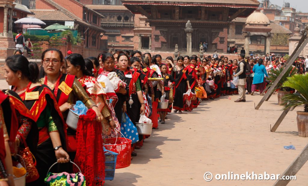 देवतालाई सगुन चढाउन लाइन लागेका भक्तपुरका महिला (तस्वीरहरू)