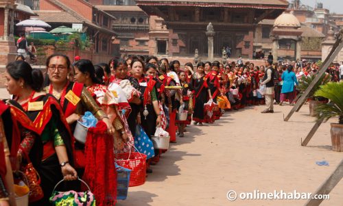 देवतालाई सगुन चढाउन लाइन लागेका भक्तपुरका महिला (तस्वीरहरू)