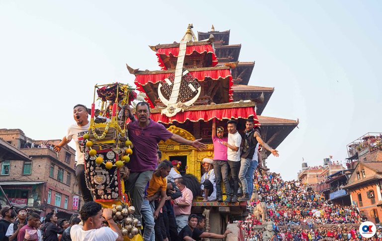 भक्तपुरमा सुरु भयो बिस्का जात्रा  (तस्वीरहरु)