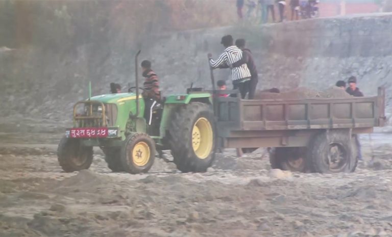 तुरिया नदीबाट अवैध ढुंगागिट्टी उत्खनन् हुने क्रम बढ्यो