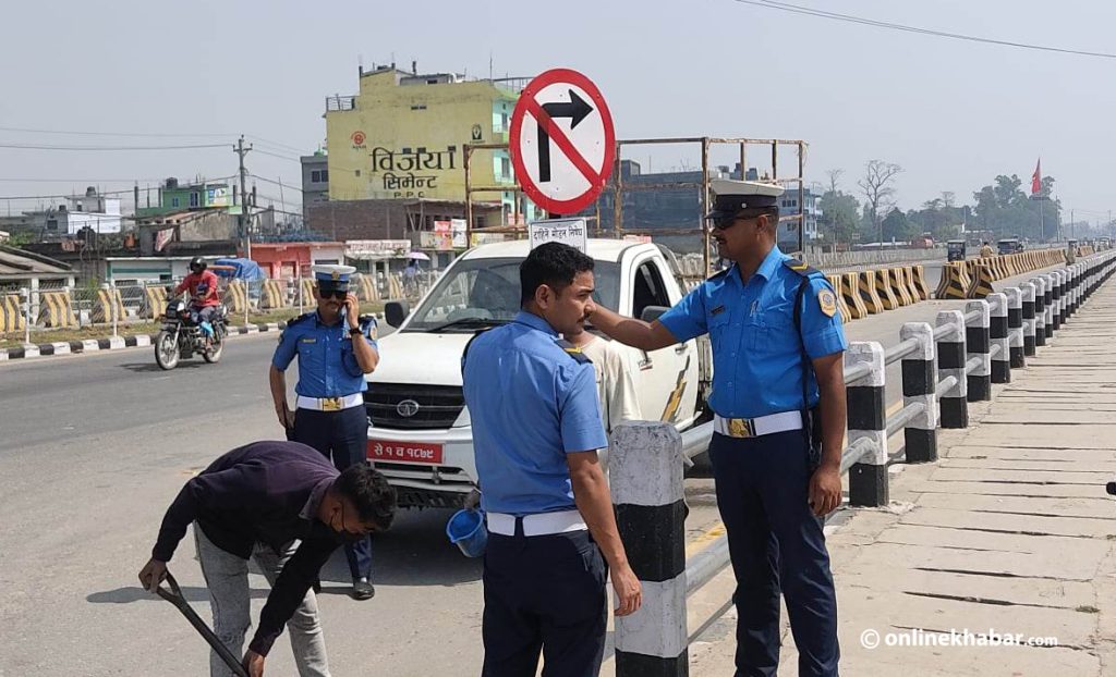 दुर्घटना न्यूनीकरण गर्न धनगढीको ६ लेन सडकमा ट्राफिक संकेत