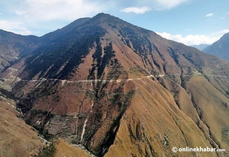 कर्णाली राजमार्ग खुल्न अझै २ दिन लाग्ने, करोडौंको स्याउ अलपत्र