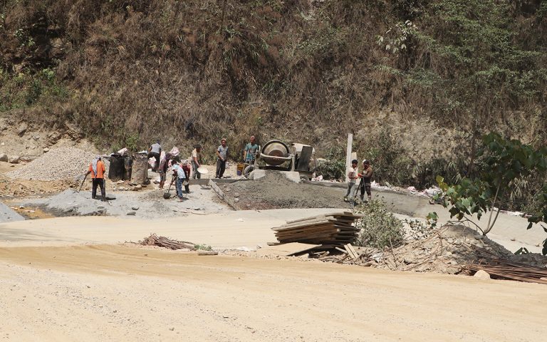 मध्यपहाडी लोकमार्ग : हिउँदमा धुलो, बर्खामा हिलाम्य   