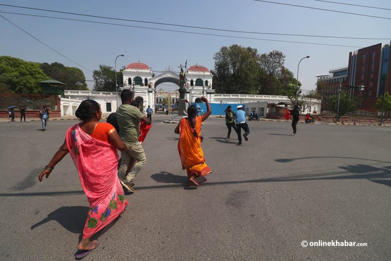 सिंहदरबार अगाडि प्रदर्शन गर्दा मिटरब्याज पीडित पक्राउ (तस्वीरहरू)