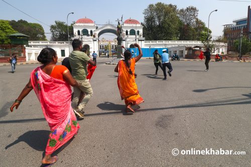 सिंहदरबार अगाडि मिटरब्याज पीडित : जमिन फिर्ता नहुँदासम्म गाउँ जाँदैनौं !