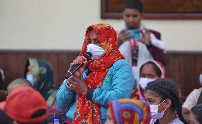 प्रधानमन्त्रीसामू भक्कानिंदै मिटरब्याज पीडितले भने- हामीलाई बाँच्ने वातावरण बनाइदिनुस्