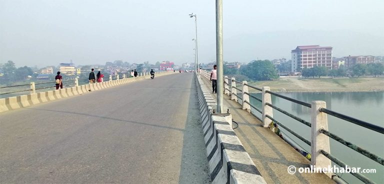 एप्रोच सडक कालोपत्र गर्न नारायणी पुलमा दुई रात सवारीसाधन चलाउन रोक