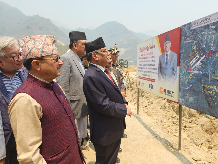 मन्त्री र सचिवहरु लिएर फास्ट ट्रयाक अनुगमनमा पुगे प्रधानमन्त्री