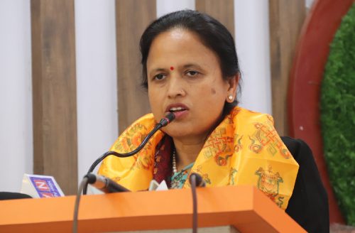 भूकम्पपीडितका लागि सन्चारमन्त्रीबाट सिरक हस्तान्तरण