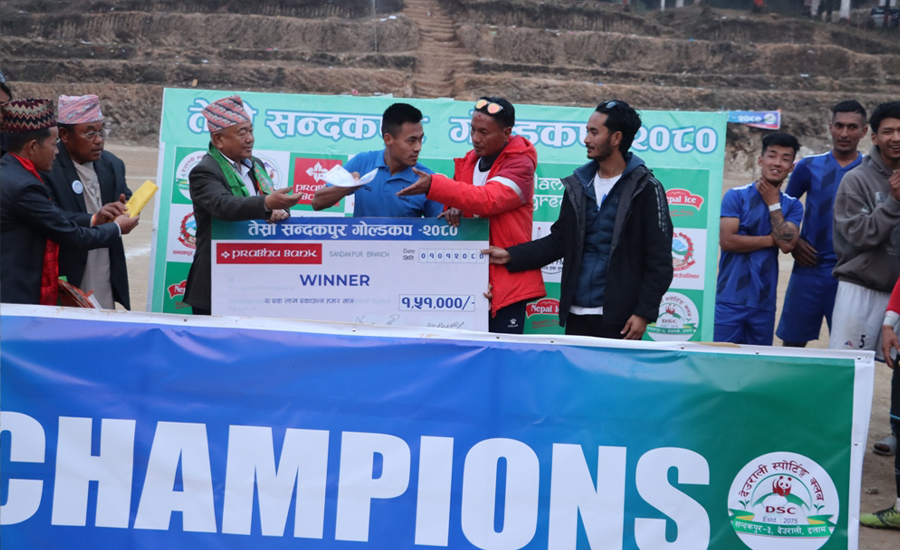 बुट्टाबारीलाई हराउँदै फिक्कलले जित्यो सन्दकपुर गोल्डकपको उपाधि  – HamroAwaj