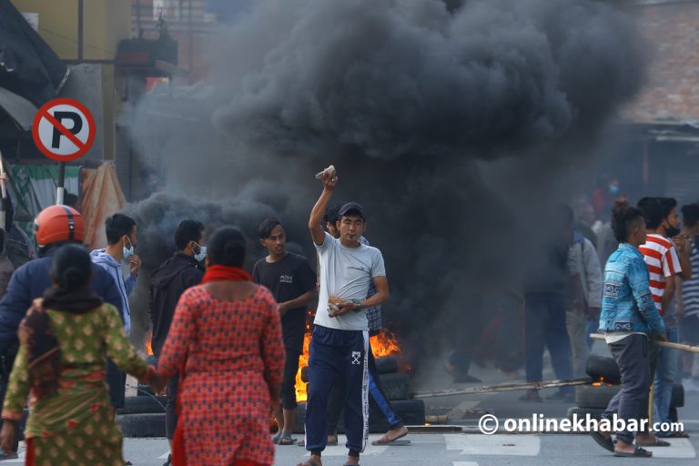 महानगरले डोजर चलाउन खोज्दा गैरीगाउँ सुकुम्वासी बस्तीमा दिनभर तनाव