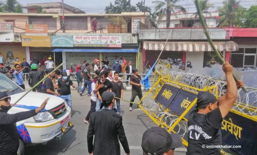 विराटनगरमा झडप, प्रहरीले हान्यो अश्रुग्यास