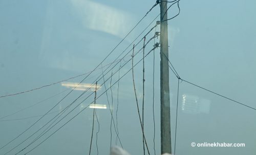 डडेल्धुरामा खम्बा पुगे, बिजुली पुगेन