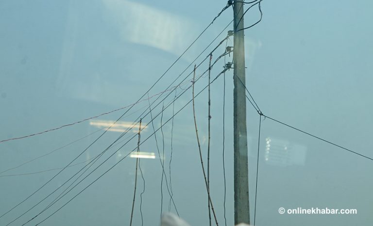 डडेल्धुरामा खम्बा पुगे, बिजुली पुगेन