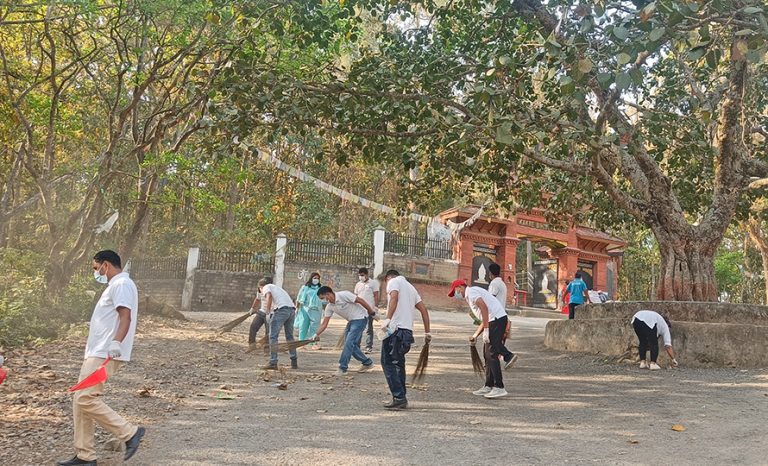 सुर्खेतको काँक्रेबिहारमा एनएमबि बैंकको सरसफाइ