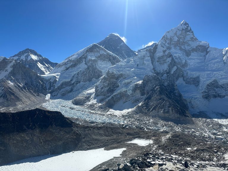 सगरमाथाको तिब्बत क्षेत्रमा फसे सयौं पर्यटक, उद्धारकार्य जारी