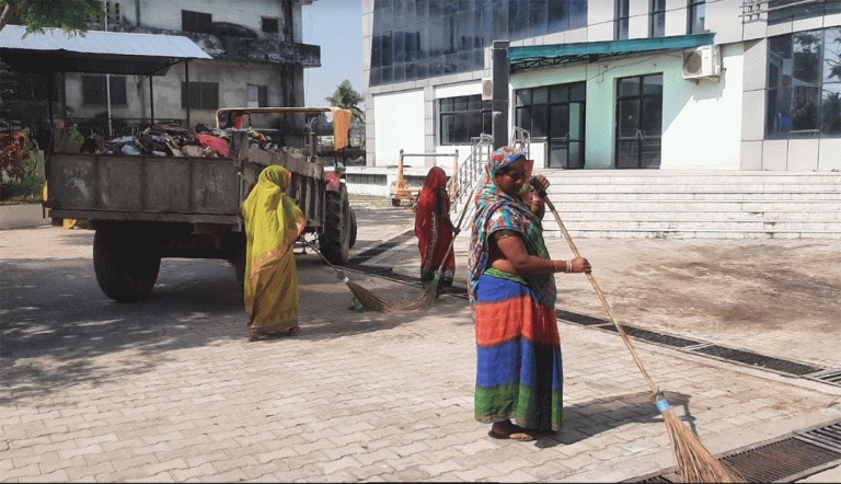 टेलिकमको प्रतिबद्धतापछि वीरगञ्ज महानगरले उठायो फोहोर